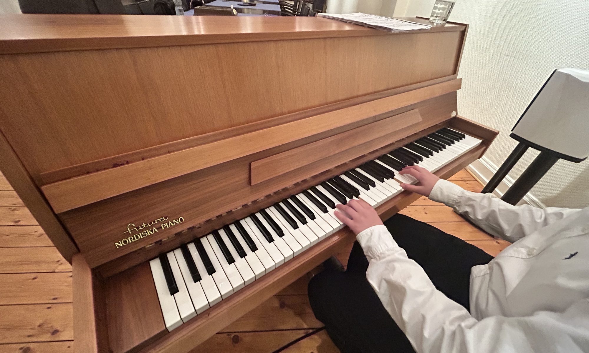 Neujahrsfeier 2024 in der Loge Zur Bruderkette in Wuppertal mit Mitgliedern und Familien beim Anstoßen mit Sekt.